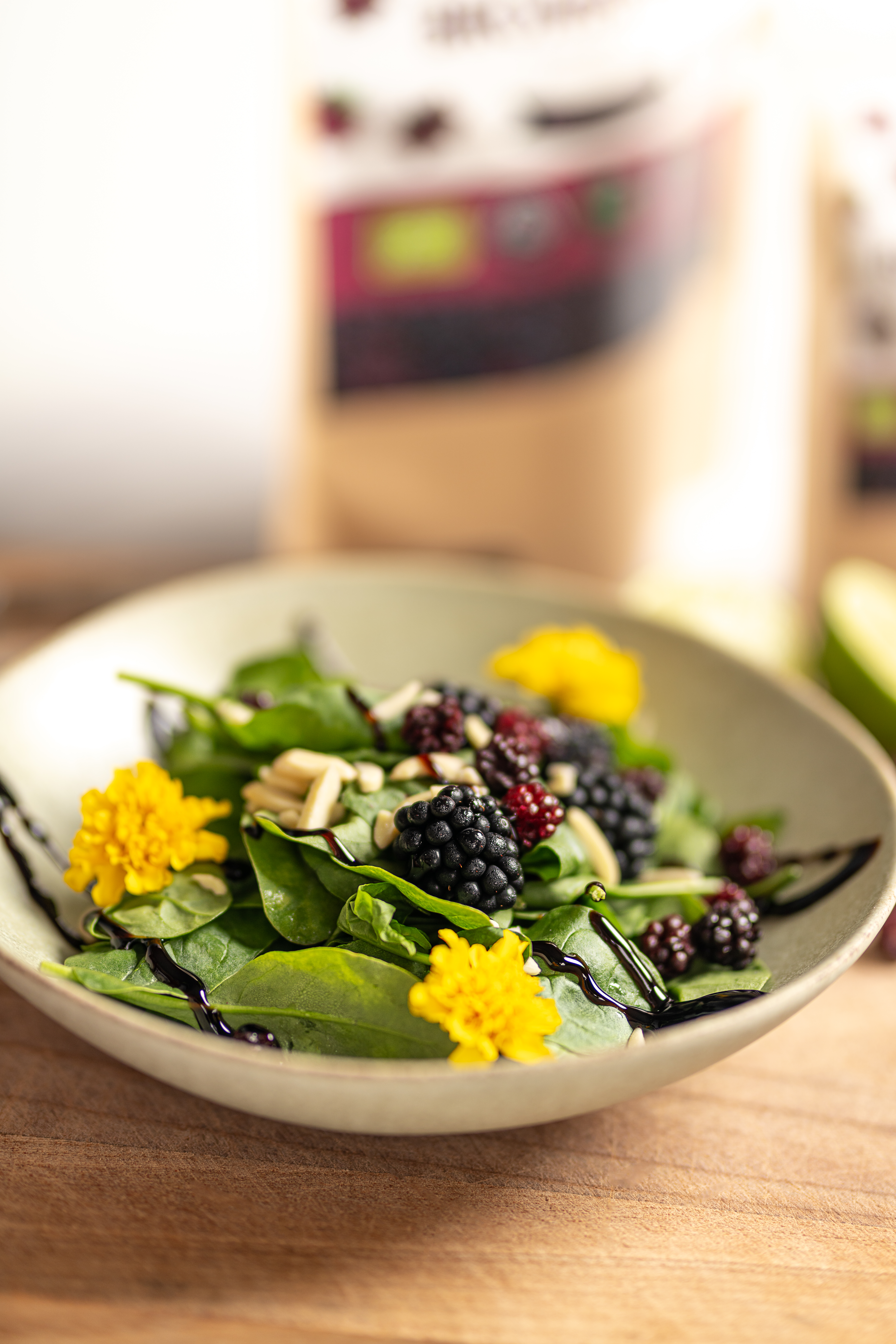 Mann und Frau mit gefriergetrockneten Brombeeren