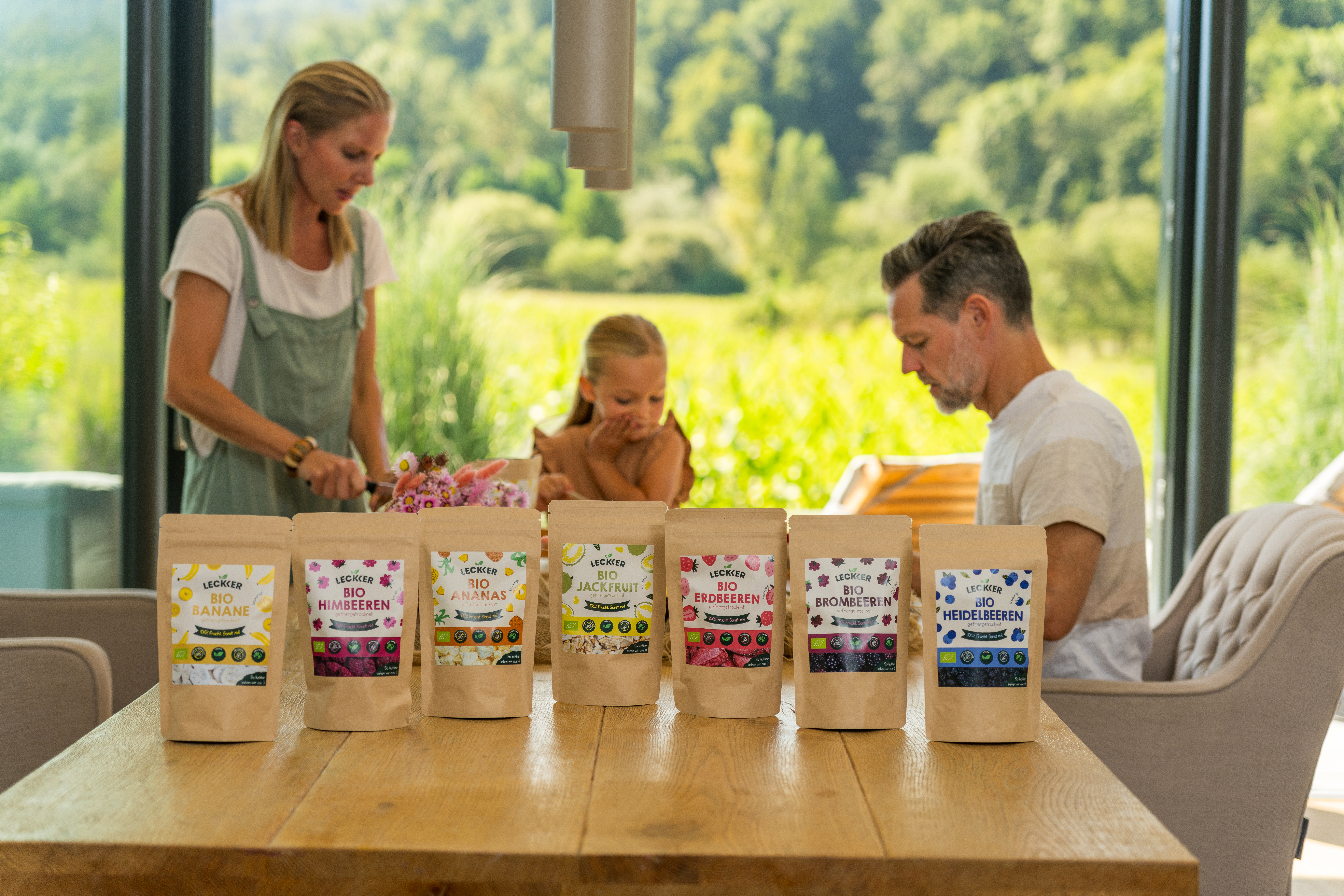 Gefriergetrocknete Früchte stehen auf dem Tisch einer Familie