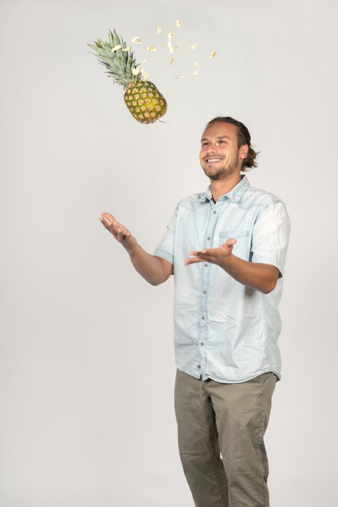 Kind sitzt in der Küche mit gefriergetrockneten Himbeeren