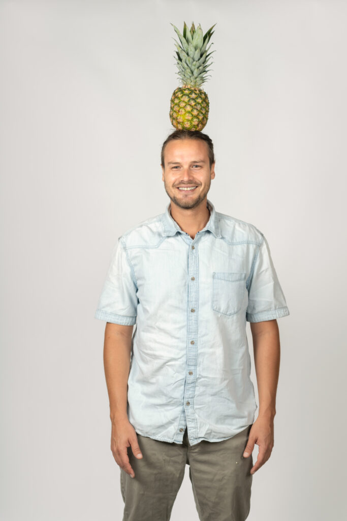 Kind sitzt in der Küche mit gefriergetrockneten Himbeeren