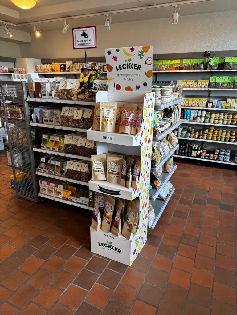 Gefriergetrocknete Früchte von leckker in einem Laden