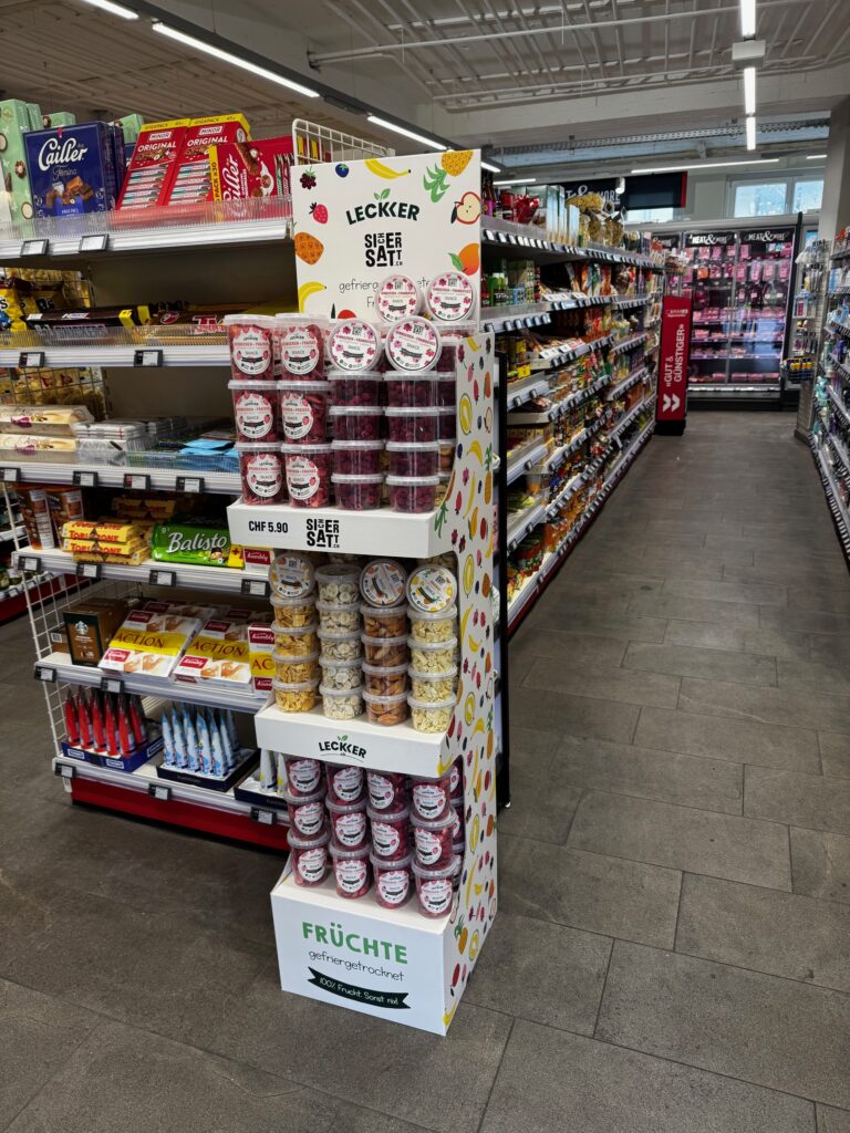 Gefriergetrocknete Früchte snacks von leckker in einem Laden