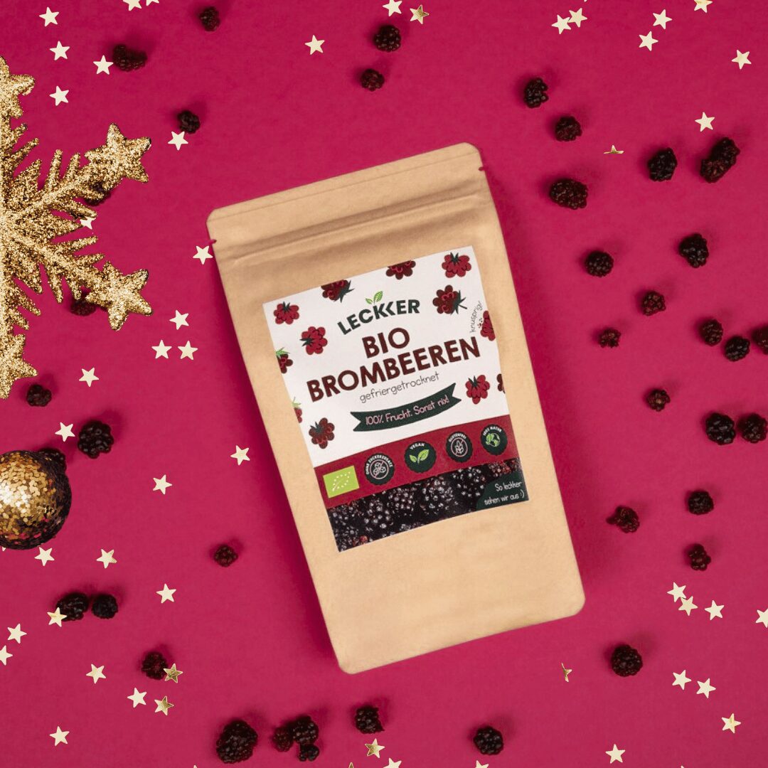 Ein Kind nascht gefriergetrocknete Erdbeeren von leckker