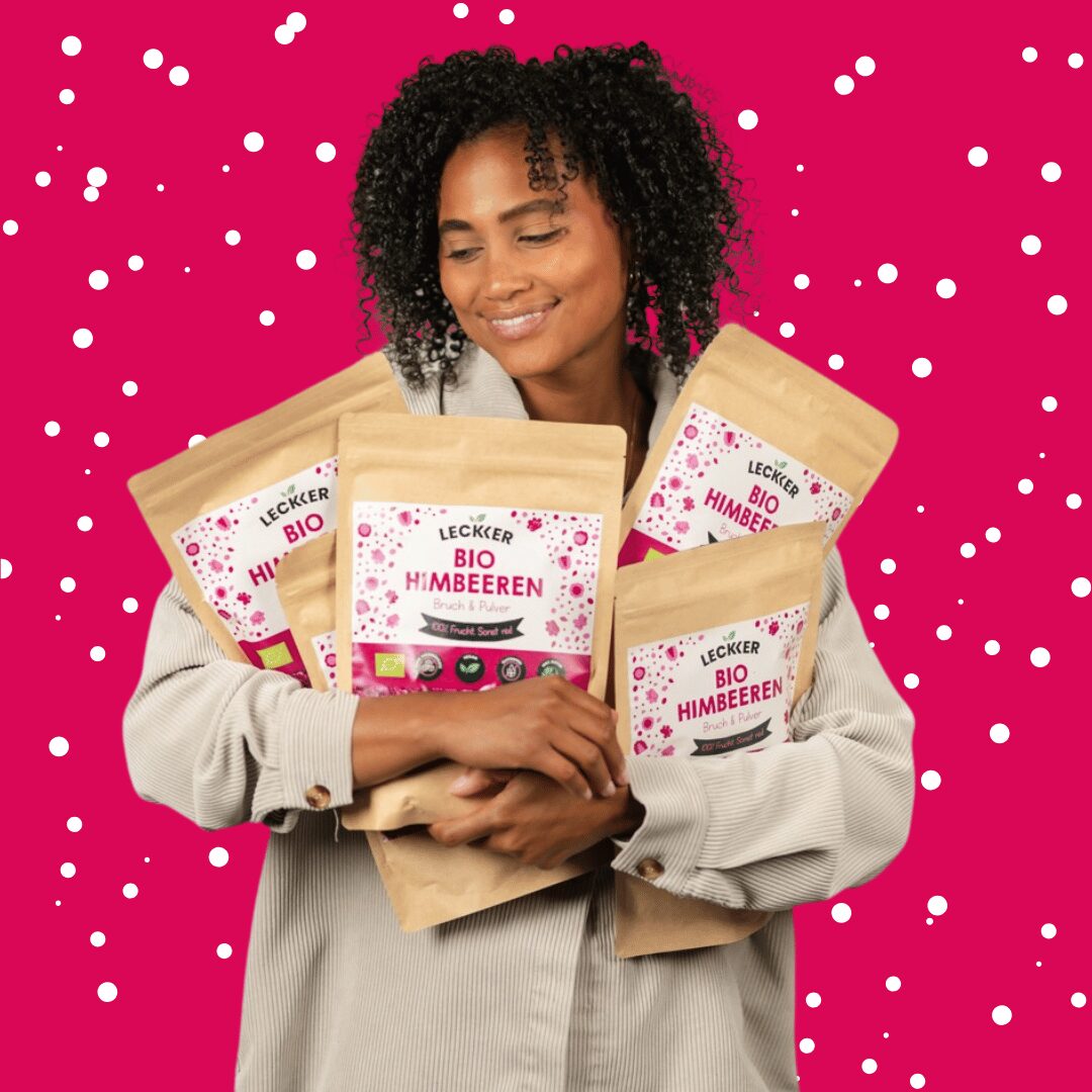 Mädchen mit gefriergetrockneter Ananas im Mund