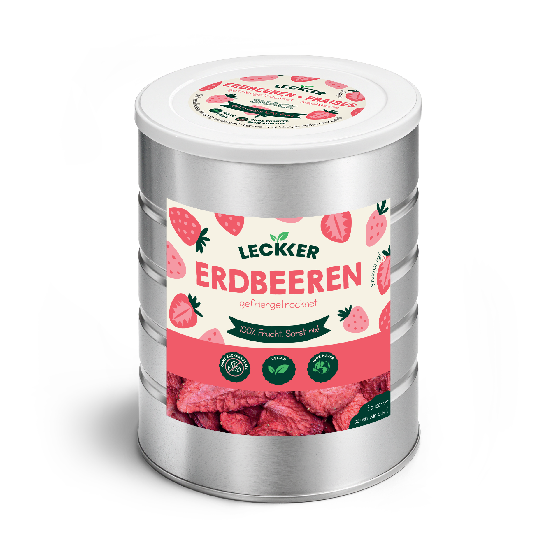 Frau mit gefriergetrockneter Erdbeere vor den Wangen