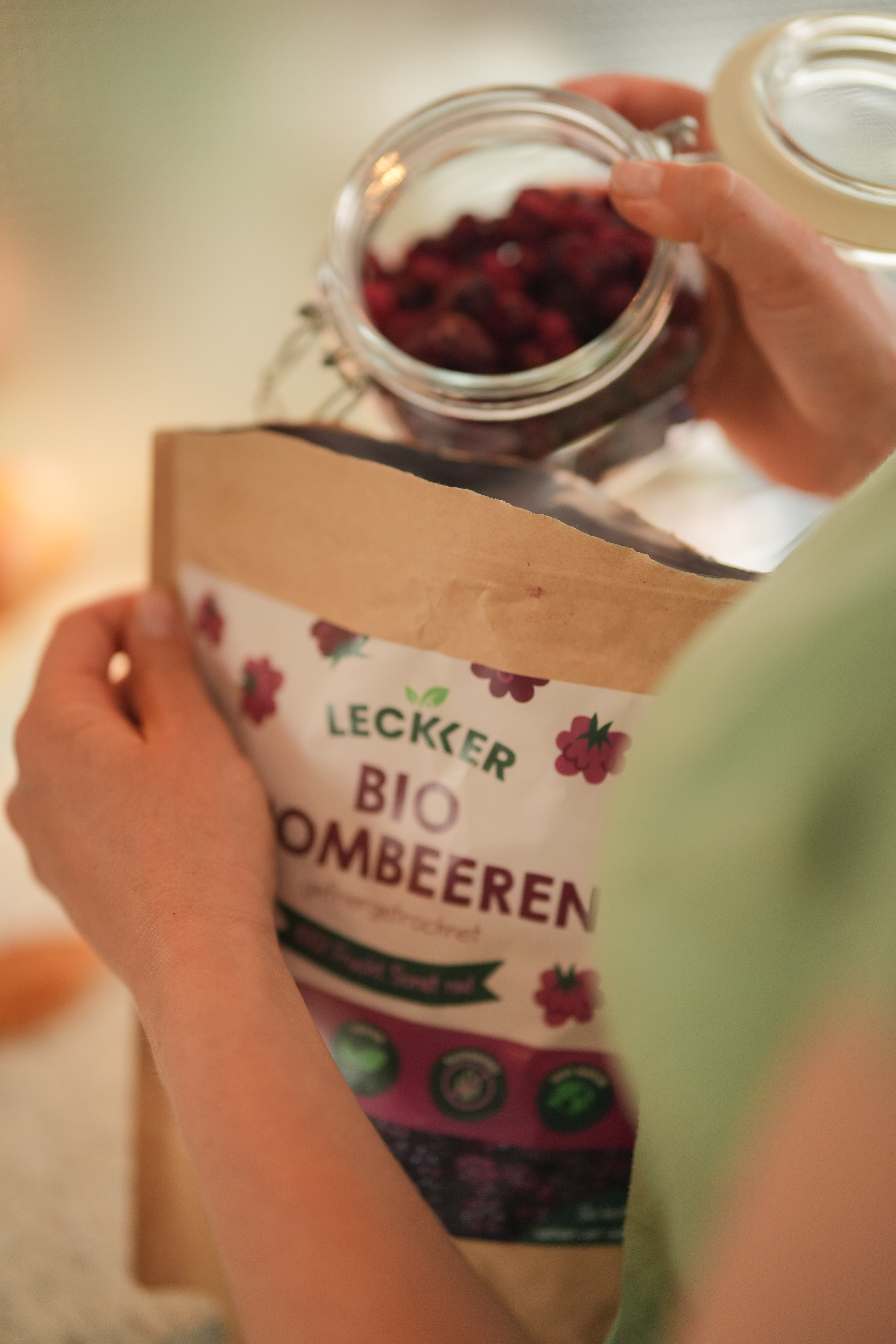 Brombeeren in einer Hand im Wald