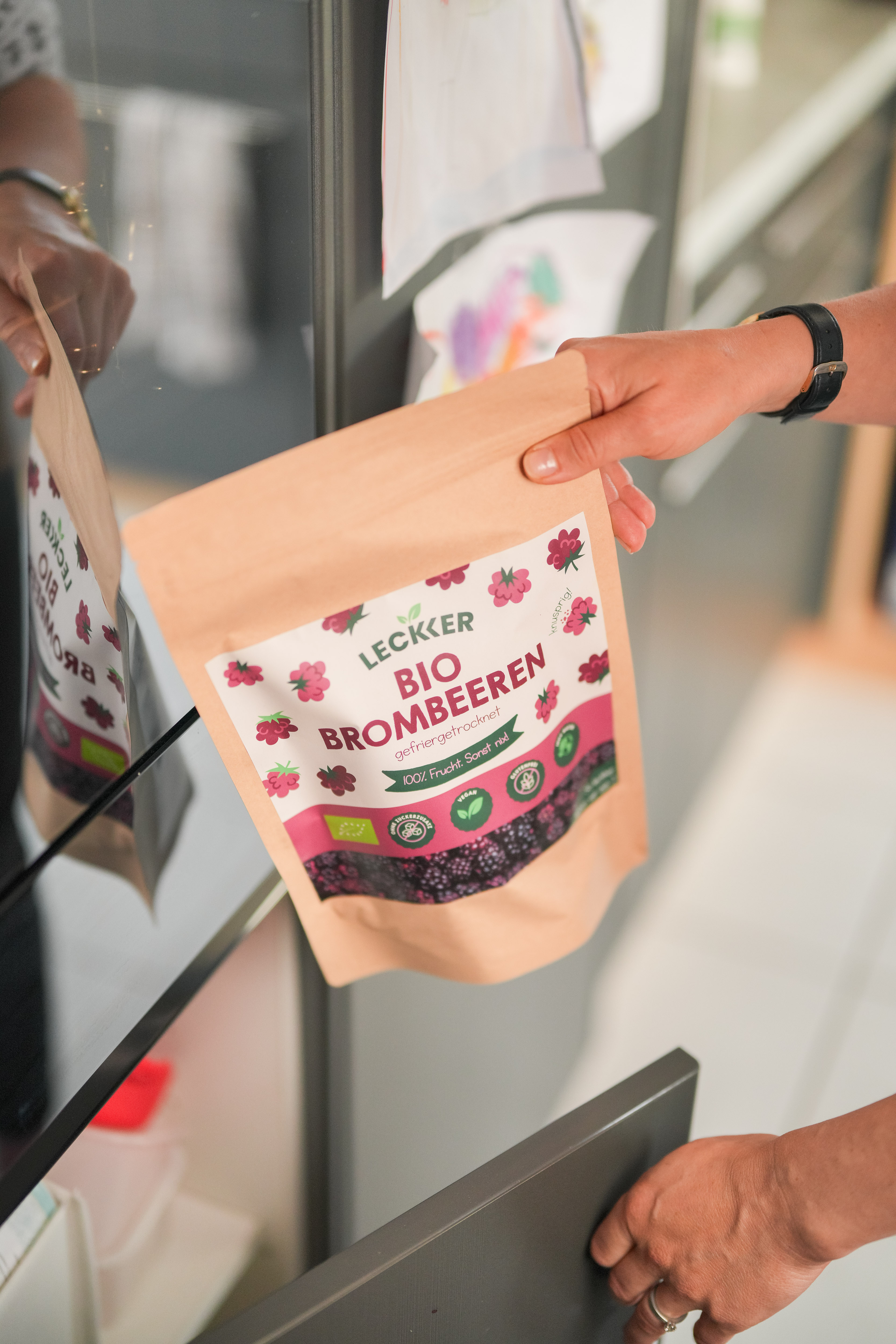 Brombeeren in einer Hand im Wald