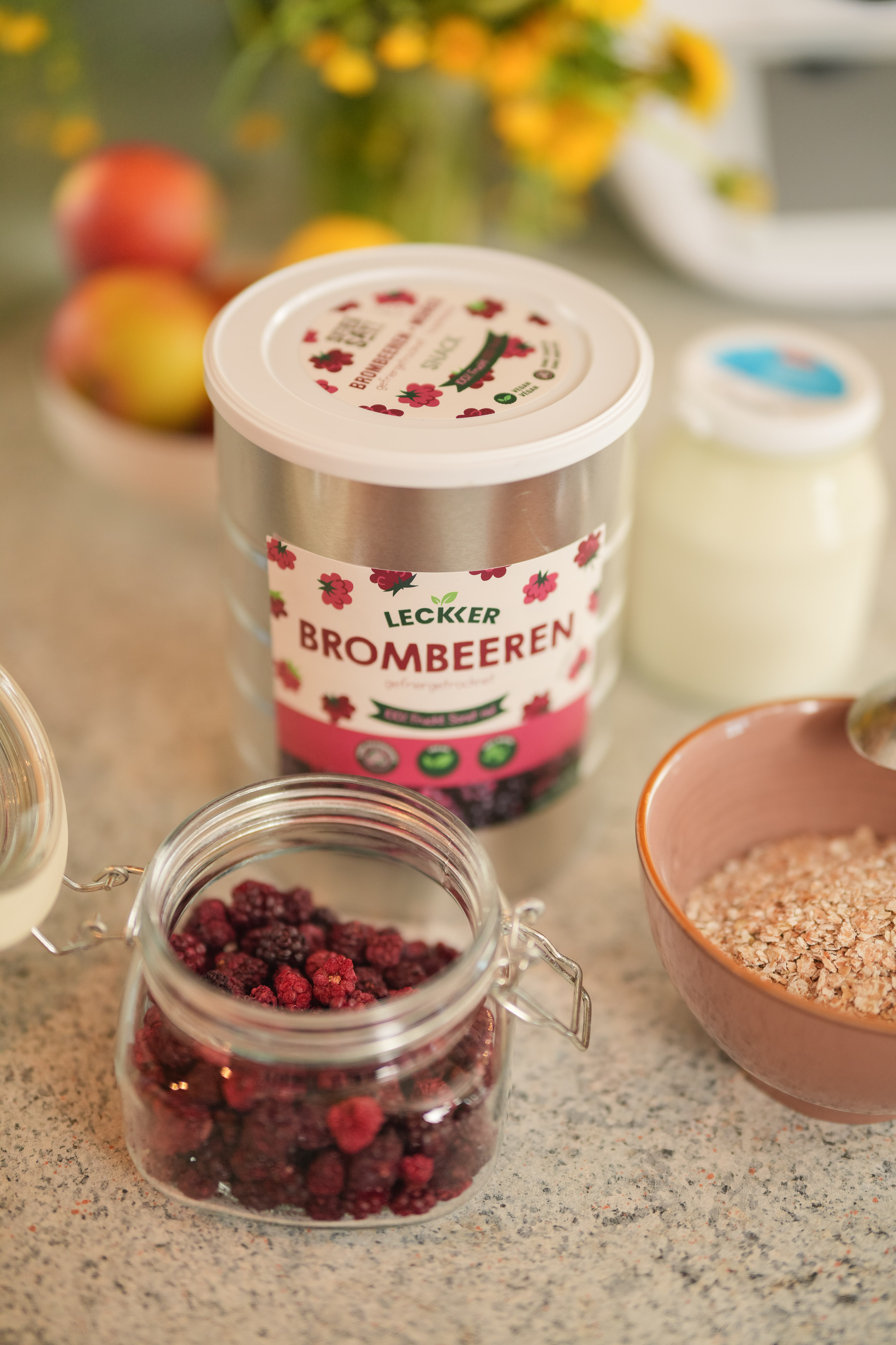 Mann und Frau mit gefriergetrockneten Brombeeren