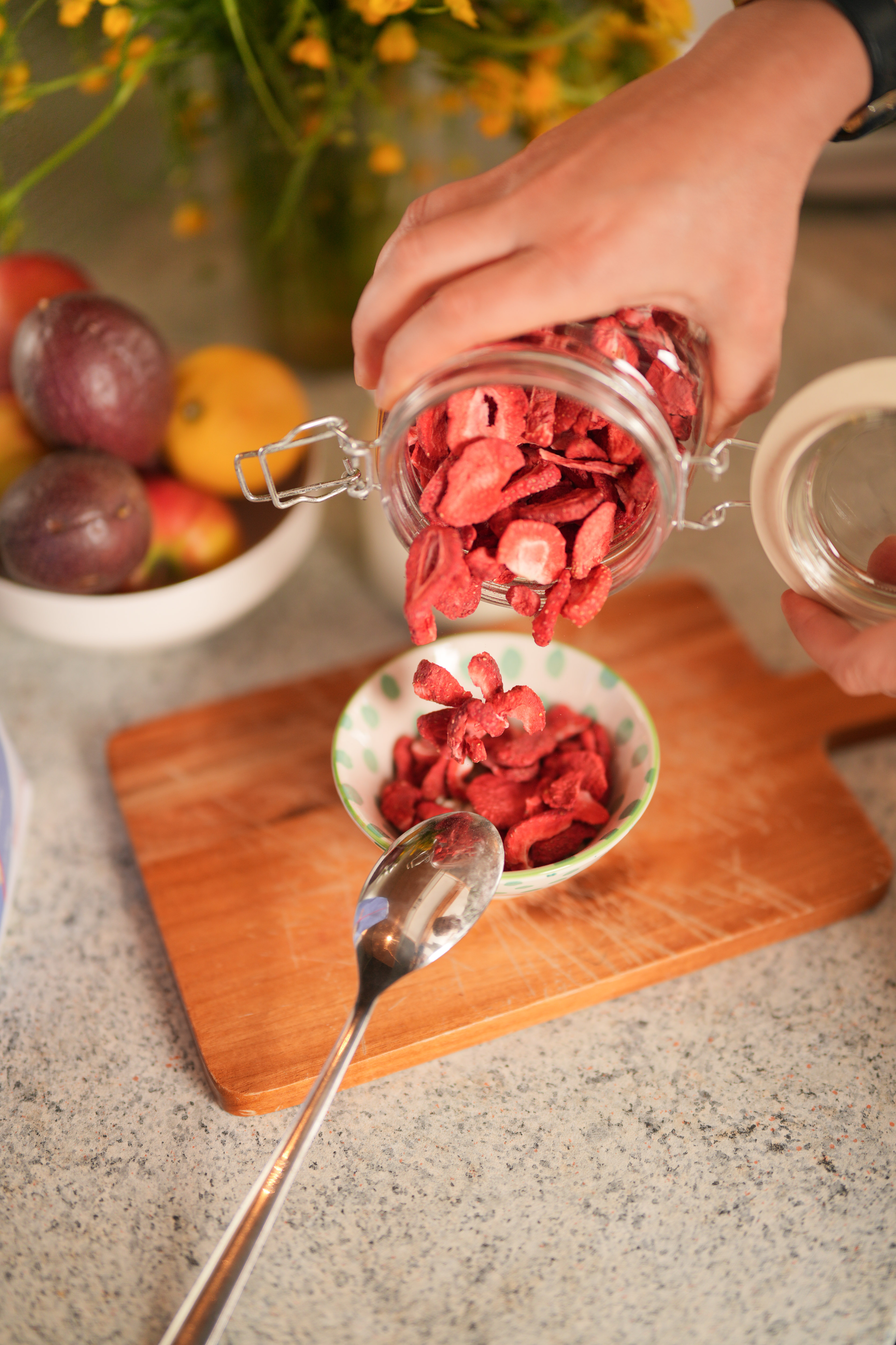 Ein Kind nascht gefriergetrocknete Erdbeeren von leckker