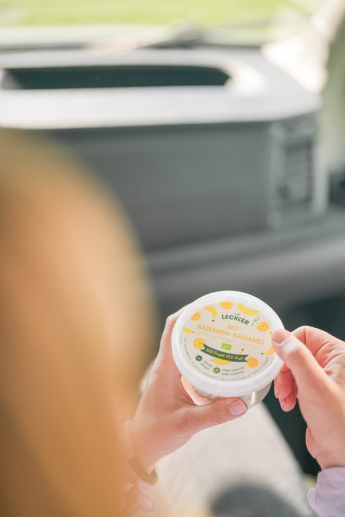 gefriergetrocknete Banane und frische Banane vor rosa Hintergrund