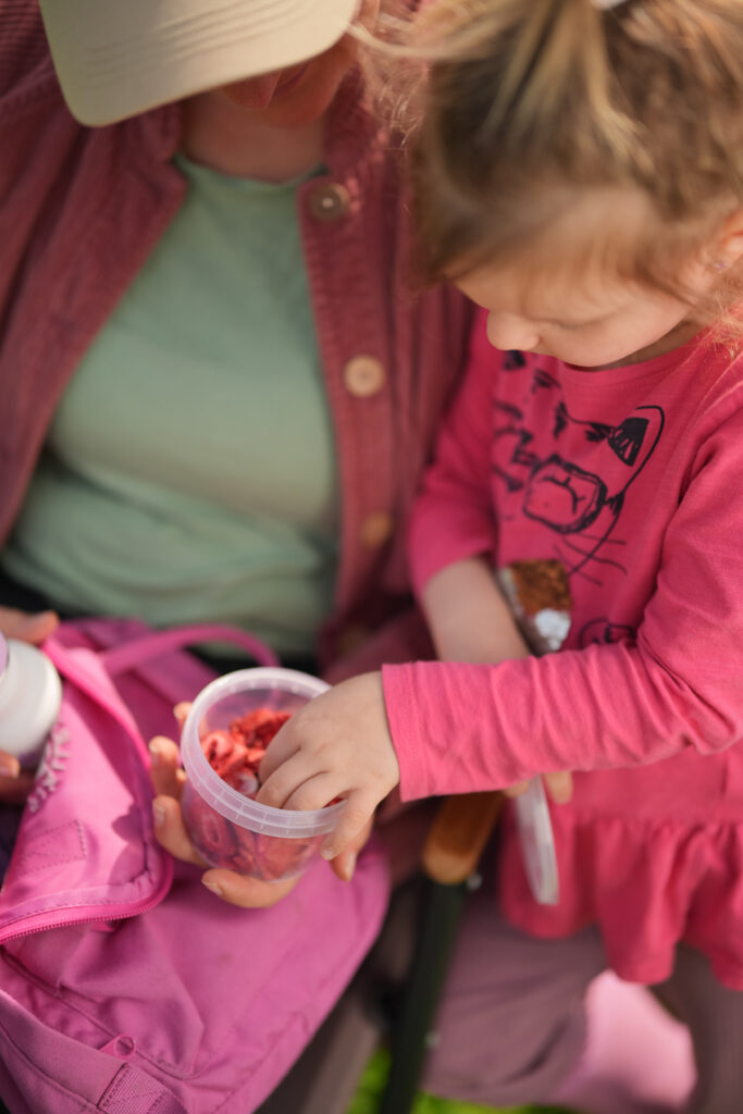 Ein Kind isst Himbeeren